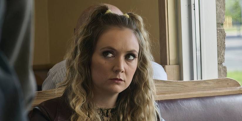 Grace (Billie Lourd) duduk di sebuah restoran di 'dewasa'