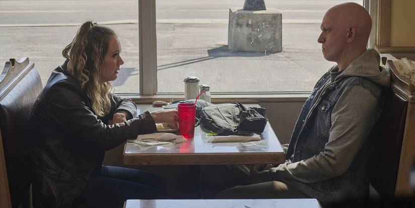Grace (Billie Lourd) dan Bodie (Anthony Carrigan) duduk di sebuah restoran di 'dewasa'