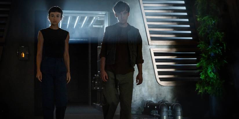 Wendy (Sydney Chandler) dan Joe (Alex Lawther) berjalan menyusuri koridor gelap di 'Alien: Earth'