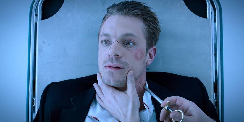 Değiştirilmiş karbonda bir ameliyat masasında çürük bir Joel Kinnaman
