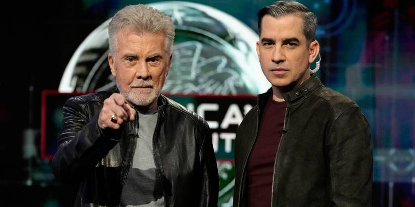 John Walsh işaret ediyor, oğlu Callahan yanında Amerika'nın en çok aranan logosunun önünde.