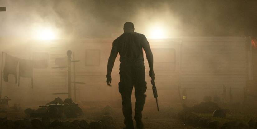 Michael Jai White saat Bryan bangun dari kamera dengan baik seperti mati.