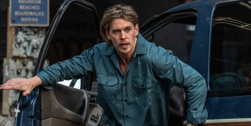 Austin Butler as Hank, running out of a car, in Caught Stealing.