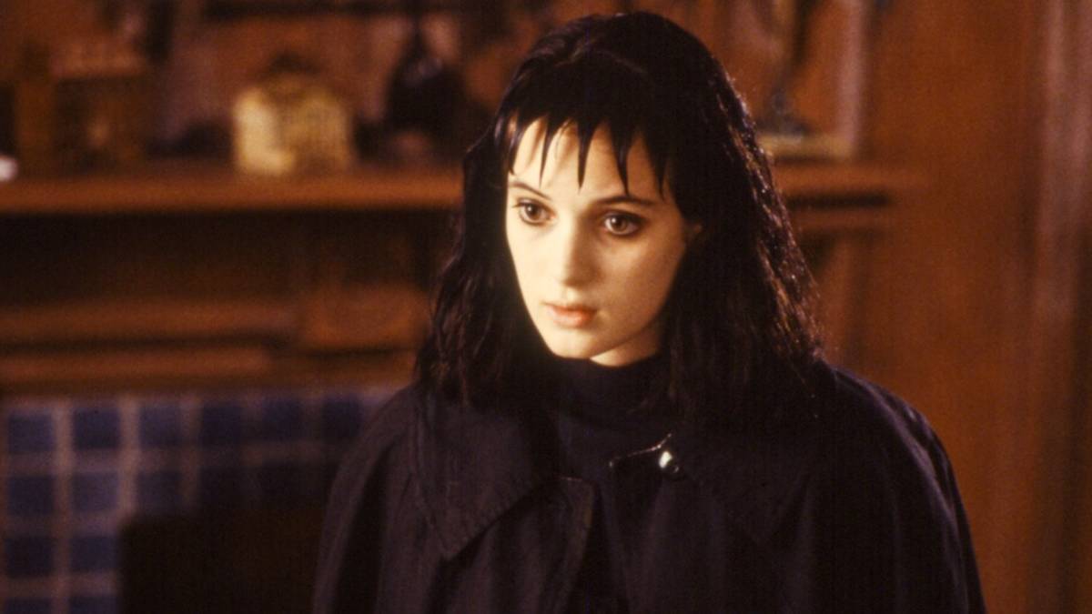 Lydia deetz berbicara dengan seseorang dengan ramah di beetlejuice