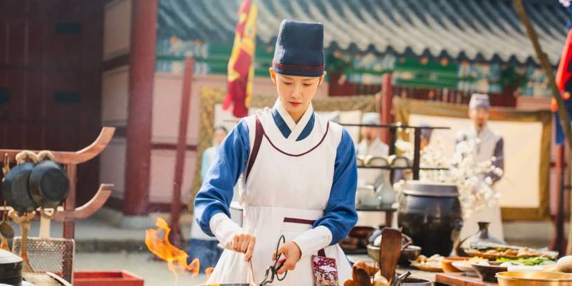Im Yoon-ah as Ji-yeong cooking in 'Bon Appétit, Your Majesty.'