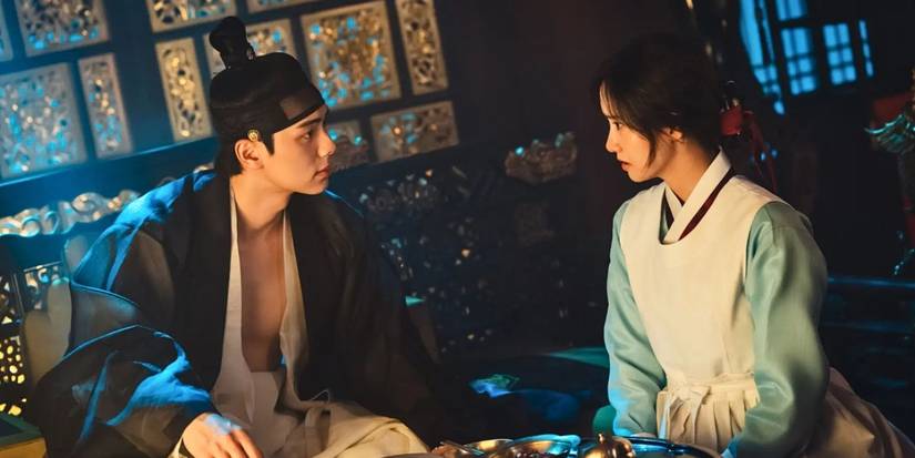 Im Yoon-ah as Ji-yeong serving Lee Chae-Min as King Lee Heon in Bon Appétit, Your Majesty.