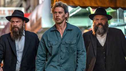 Austin Butler and Vincent D'Onofrio in Caught Stealing