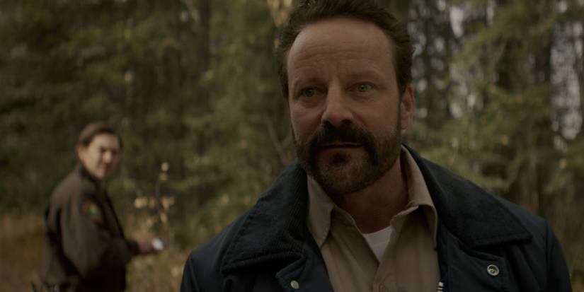 Reaper gecesinde ormanda şerif çubuğunun (Ryan Robbins) yakınlığı.