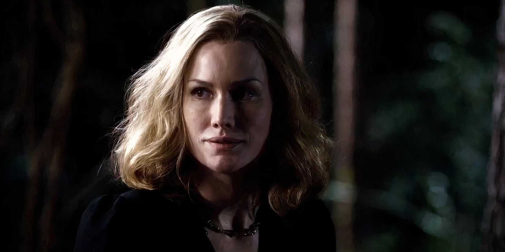 Esther Mikaelson à la recherche légèrement hors écran dans les diarités de vampires.