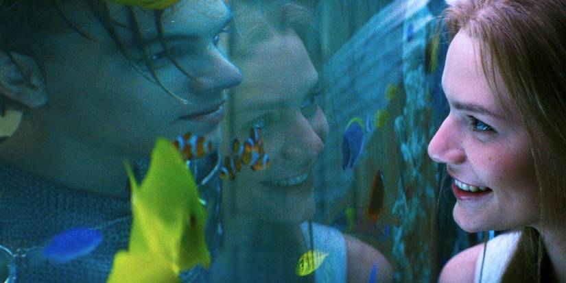 Romeo (Leonardo DiCaprio) dan Juliet (Claire Danes) bertemu melalui kedua sisi akuarium di Romeo + Juliet