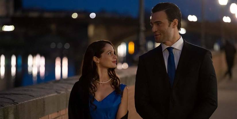 Julianne (Melanie Zanetti) ve Gabriel (Giulio Berruti) bir yürüyüş yaparken birbirlerine bakıyorlar.
