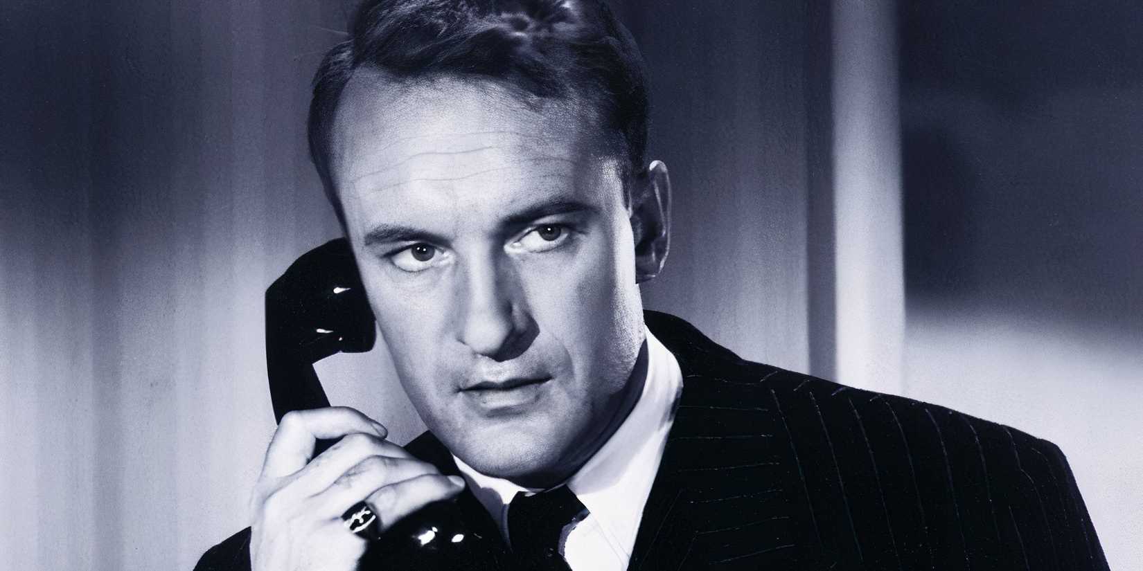 George Sanders as Simon Templar on the phone in The Saint in Palm Springs (1941).