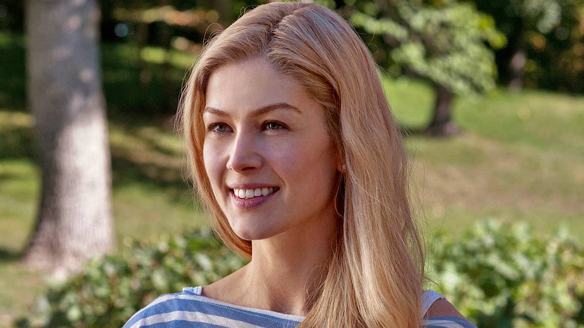Rosamund Pike smiling gently in Gone Girl