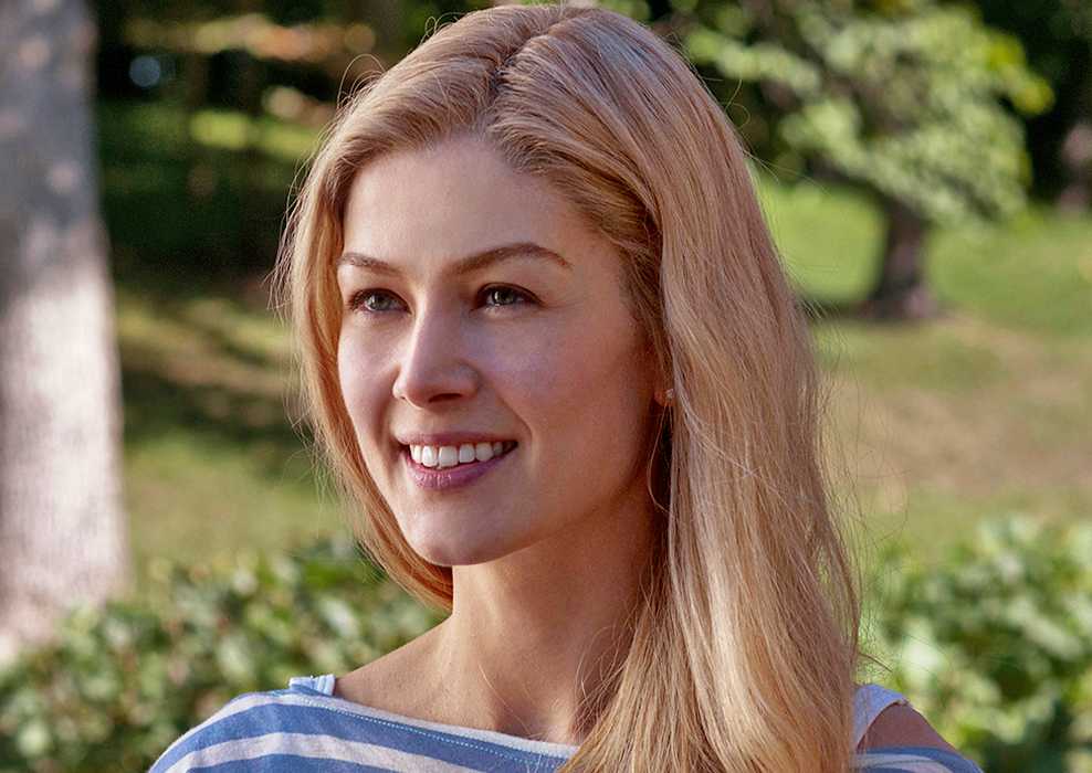 Rosamund Pike smiling gently in Gone Girl