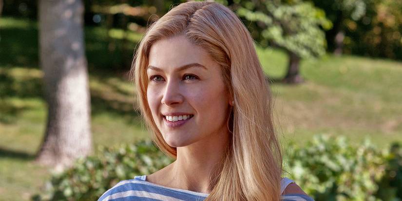 Rosamund Pike smiling gently in Gone Girl