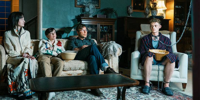 Ancora del cast di Good Boy seduto intorno a un soggiorno 