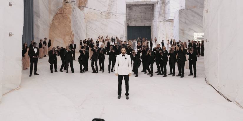Chris Evans as Mike Tyler posing for photos in Sacrifice