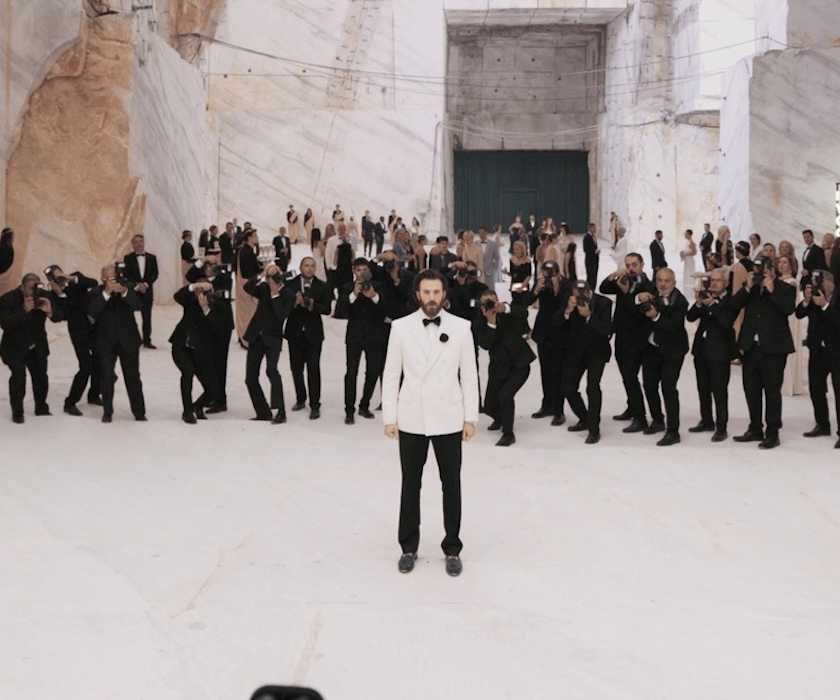 Chris Evans as Mike Tyler posing for photos in Sacrifice