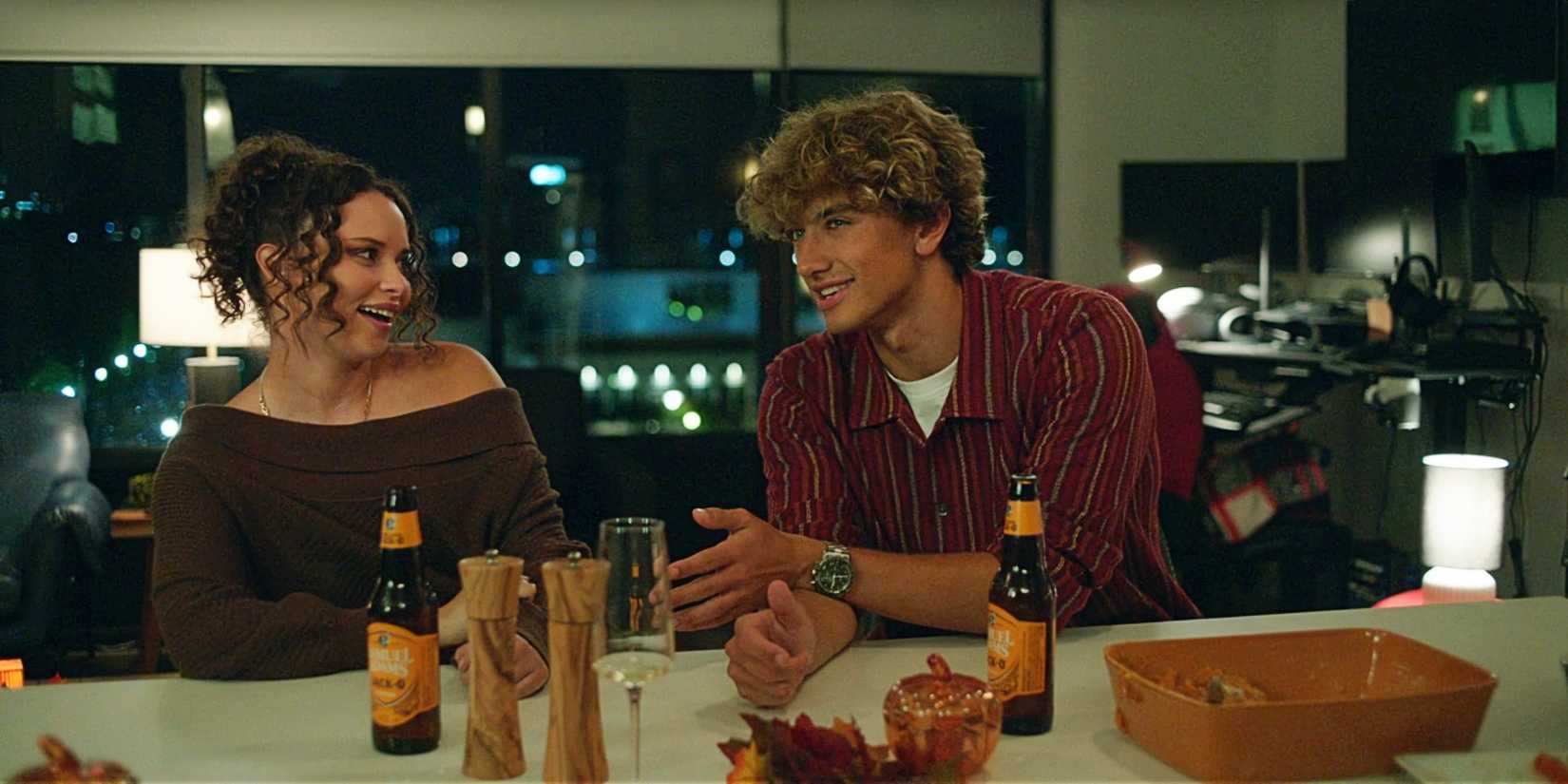 Denise Russo e Jeremiah Fisher rindo juntos no verão, virei a 3ª temporada do TSITP.