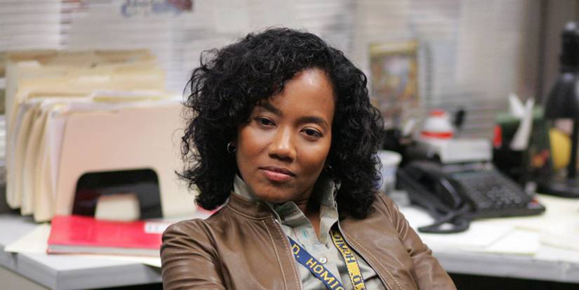 Sonja Sohn as Kima Greggs smirking in The Wire