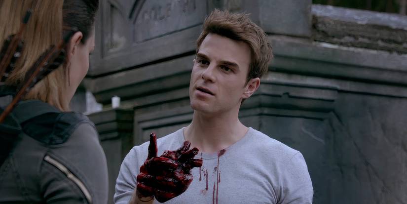 Kol Mikaelson tenant un cœur sanglant dans sa main dans les journaux du vampire.