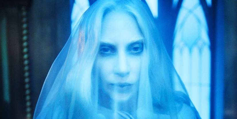 Lady Gaga el miércoles, con velo y mirando misteriosamente a la cámara.