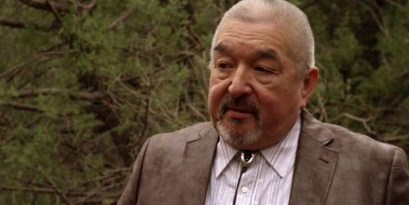 Malachi Strand (Graham Greene) na floresta em 'Longmire'