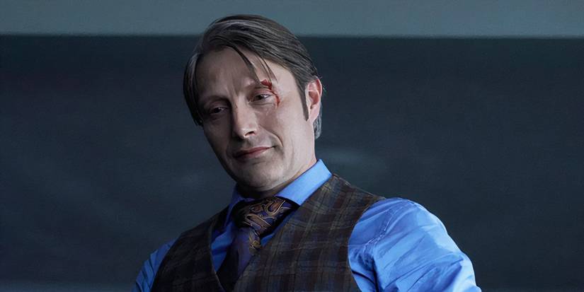 Mads Mikkelsen souriant avec un peu d'éclaboussures de sang à Hannibal