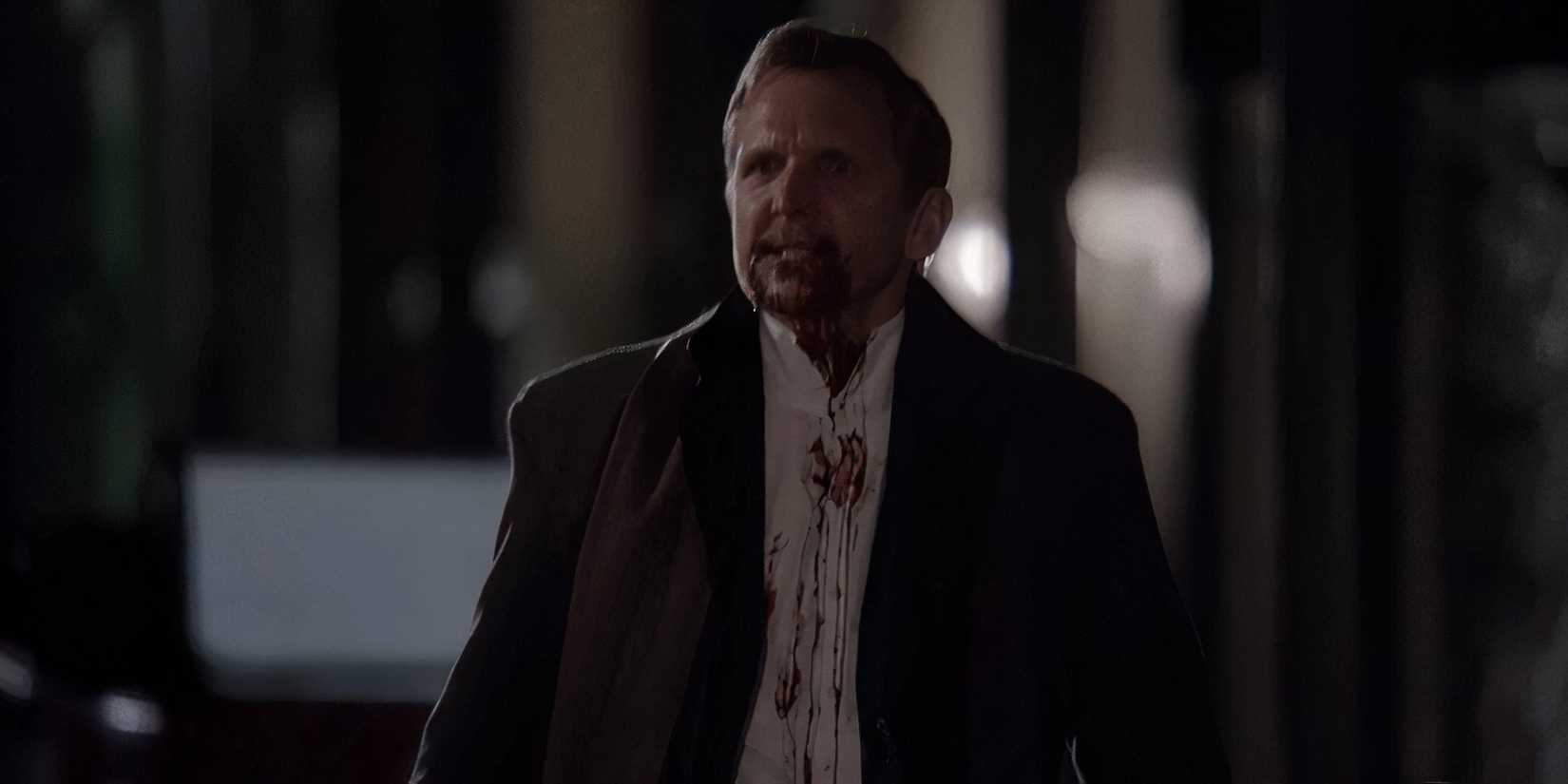 Mikael avec du sang autour de sa bouche, de sa gorge et sur sa chemise dans les journaux de vampire.