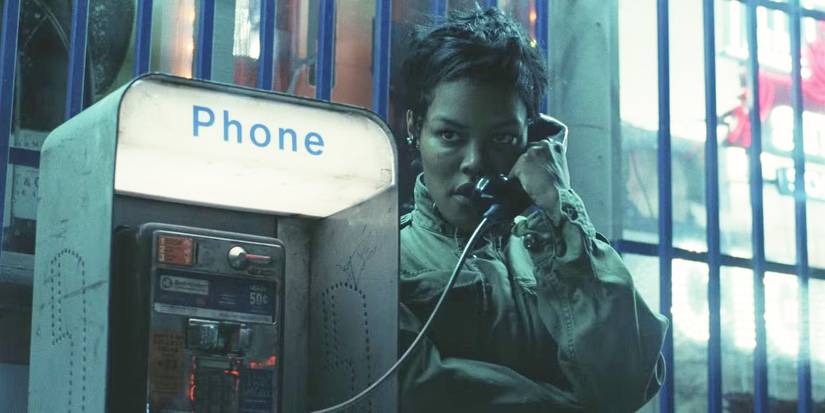 Teyana Taylor Berbicara di telepon bayaran di malam hari di depan pompa bensin dalam satu pertempuran demi pertempuran