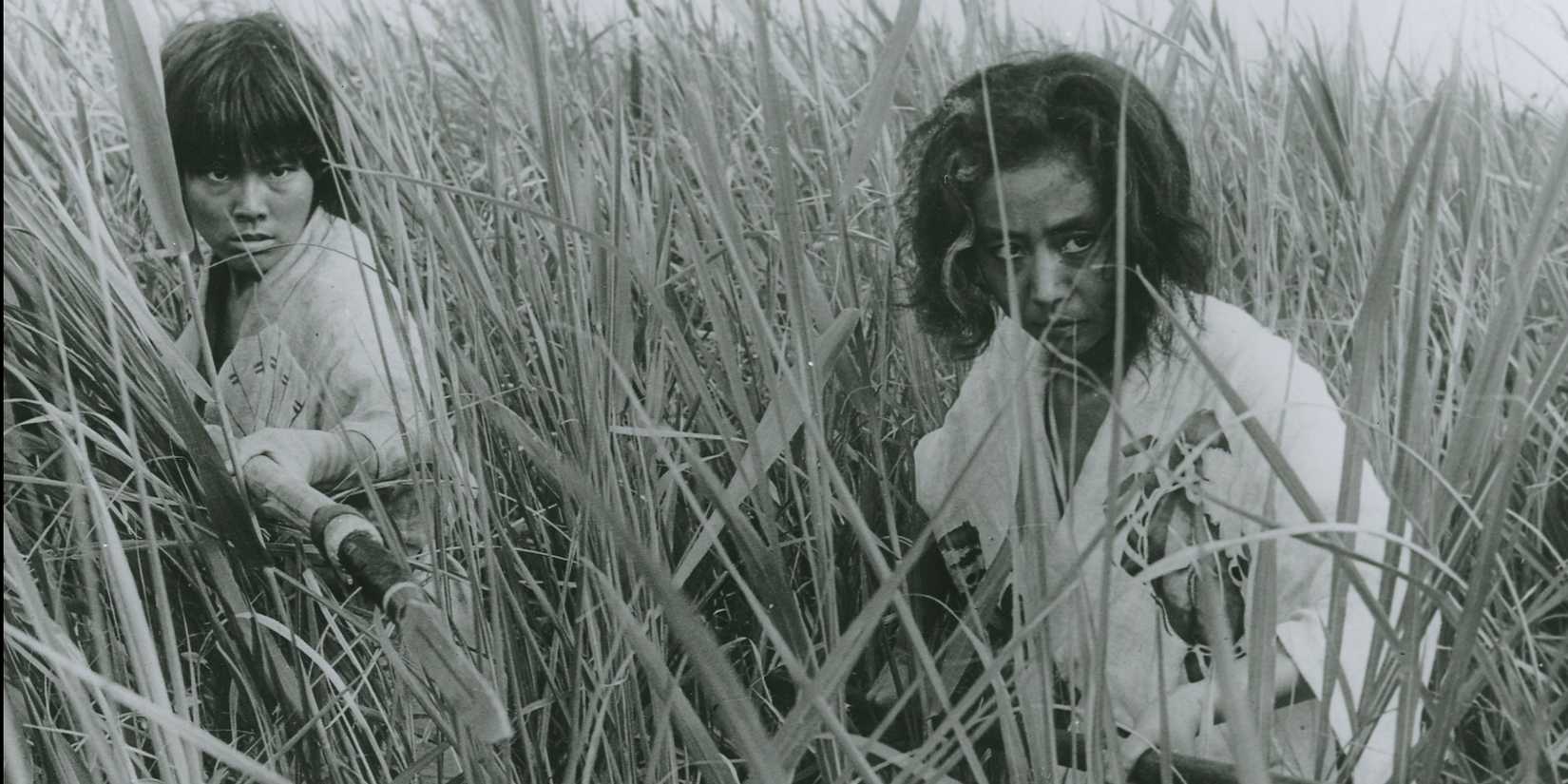 Onibaba 1964, mother and daughter-in-law wielding weapons
