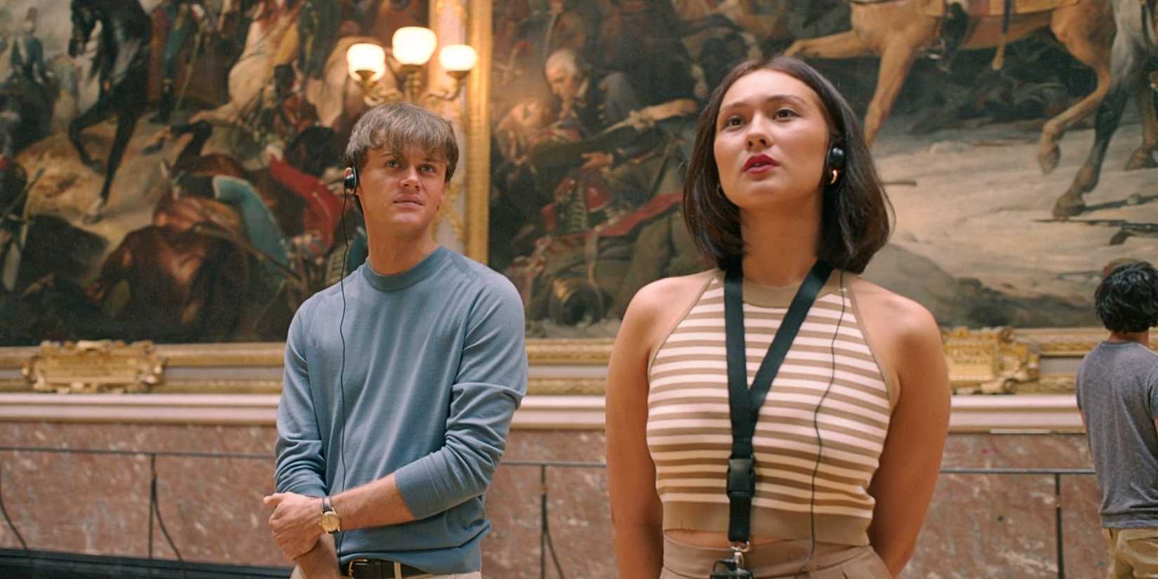 Conrad mengawasi perut mengagumi lukisan -lukisan di sebuah museum Paris dalam seri final musim panas saya menjadi cantik.