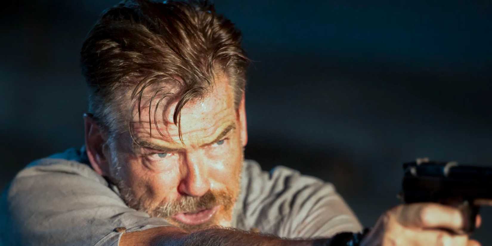 Pierce Brosnan apontando uma arma sem fuga.