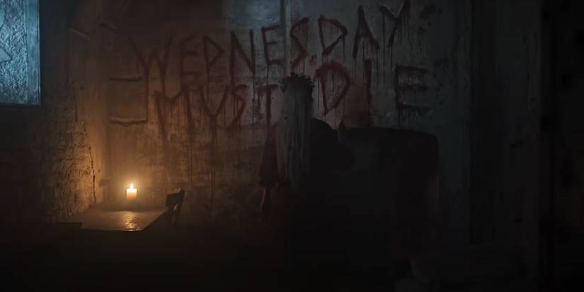 Ophelia ar viņu atpakaļ uz kameras rakstīšanu "Trešdien ir jāmirst" pie sienas trešdienas 2. sezonas finālā.