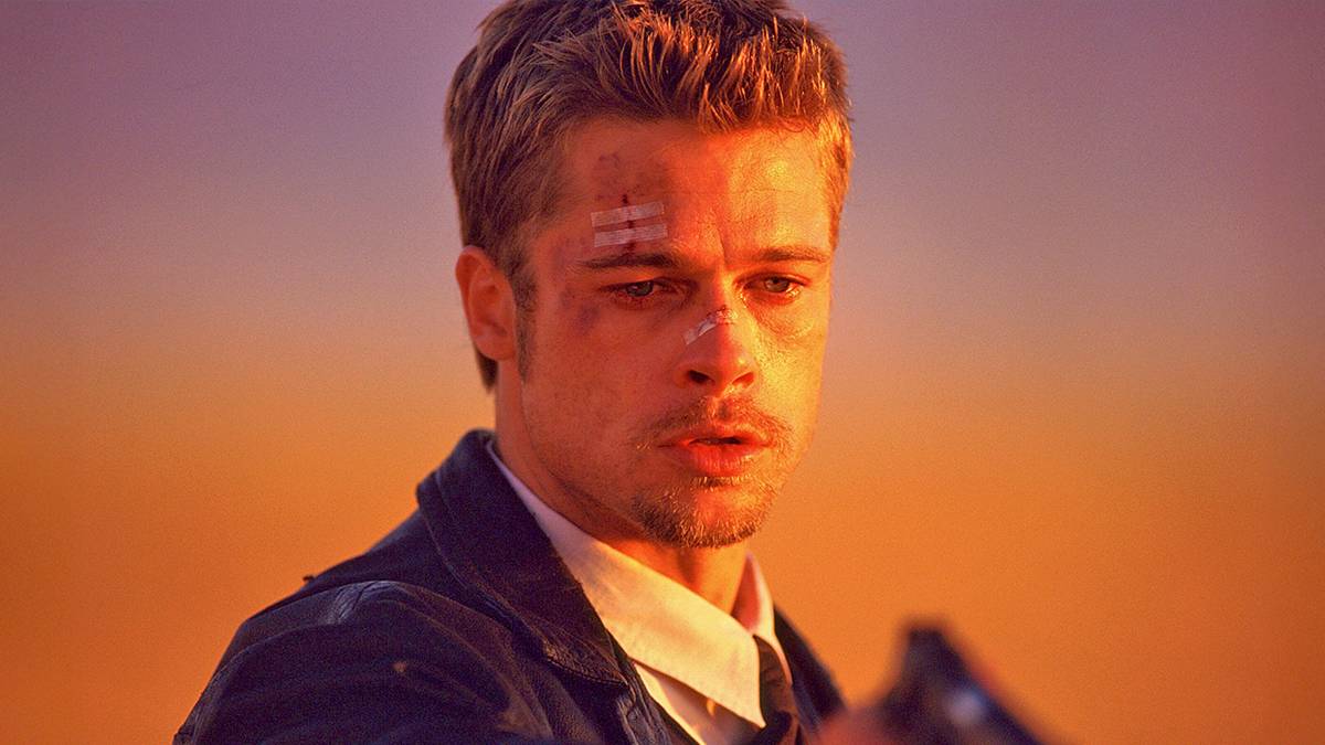 A close-up of Detective Mills (Brad Pitt) crying while holding a gun in Se7en.