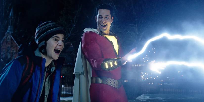Shazam (Zachary Levi) memamerkan kekuatan petirnya kepada Freddy (Jack Dylan Grazer) di Shazam! (2019).