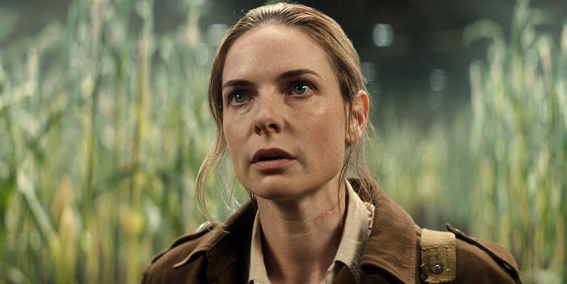 Jules tampak ketakutan dengan dedaunan di belakangnya di Silo.