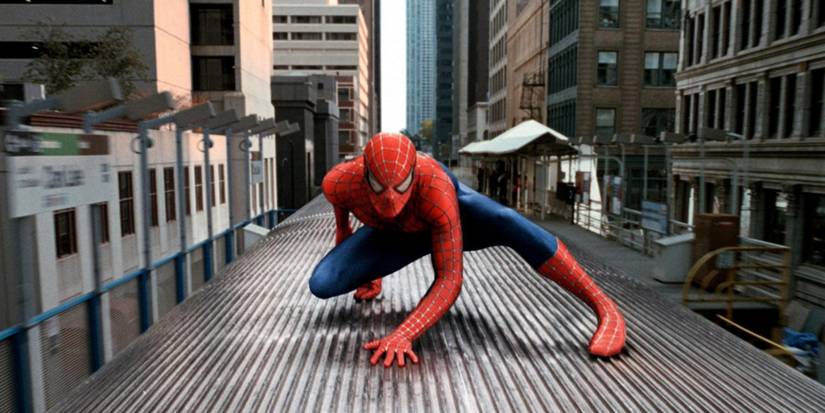 Spider-Man di atas kereta yang melaju kencang di Spider-Man 2 (2004)