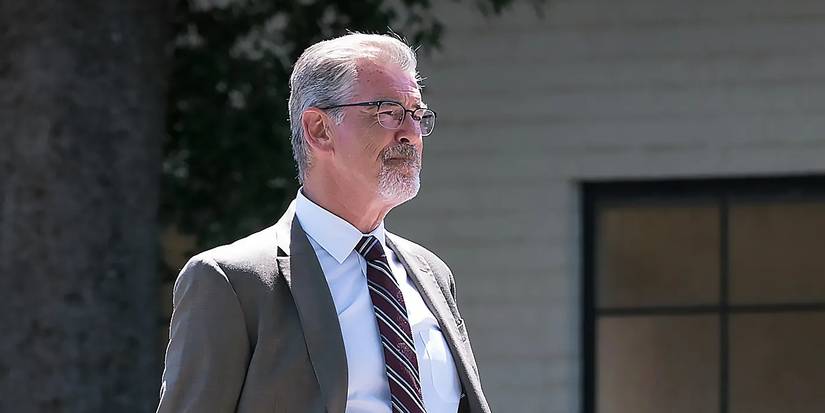 Pierce Brosnan em um terno e óculos em Spinning Man.