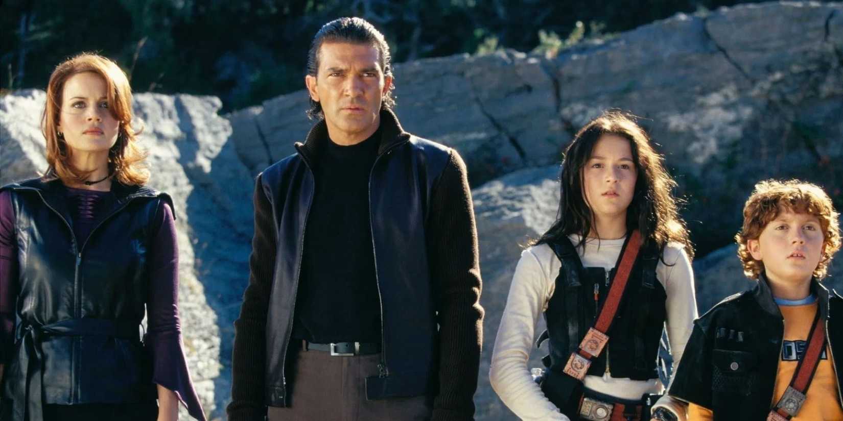 Carla Gugino, Antonio Banderas, Alexa PenaVega, and Daryl Sabara stand and look ahead in Spy Kids.