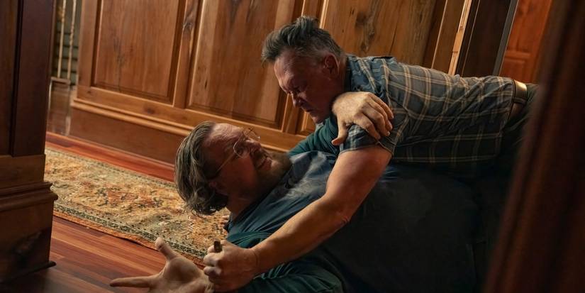 Auggie (Robert Patrick) Peacemaker Sezon 2 Bölüm 6'da Economos'a (Steve Agee) Saldırıyor