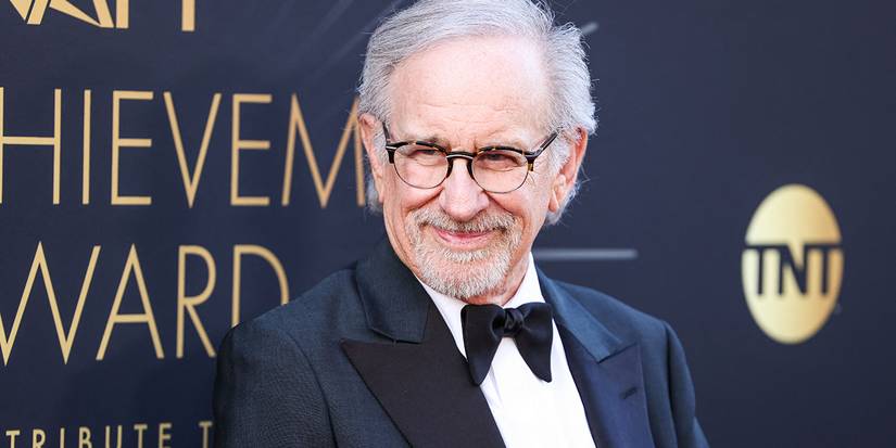 Steven Spielberg mengenakan tuksedo dalam tembakan karpet merah