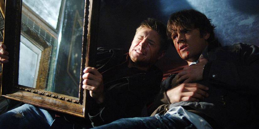 Dens Vinčesters (Jensen Ackles) un Sems Vinčesters (Jared Padalecki) tur spoguli "Asiņaina Marija" “Supernatural” epizode