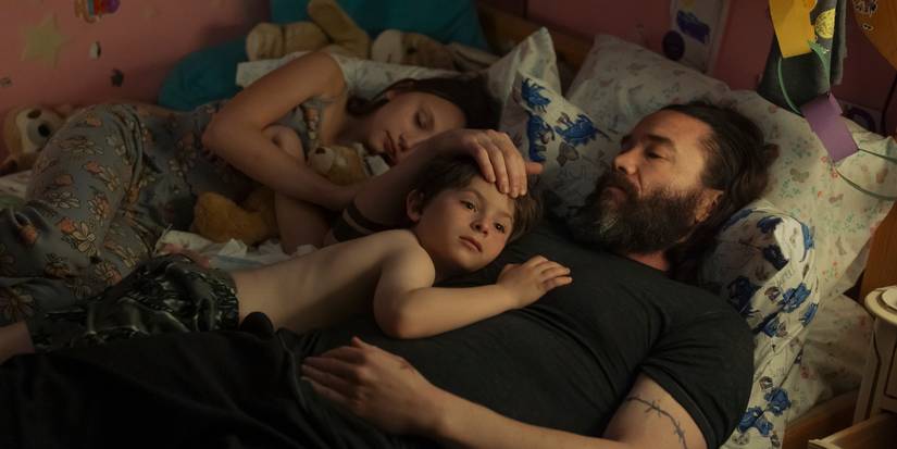 Tom Pelphrey as Robbie in bed with his kids in Task Episode 1