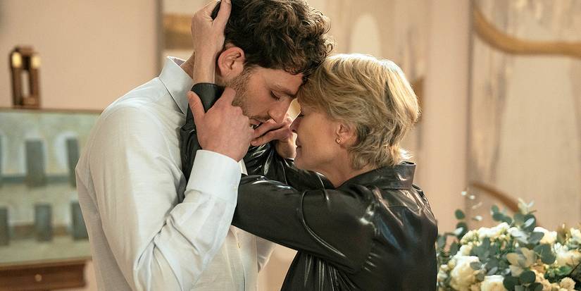 Laura (Robin Wright) Memegang wajah Danny (Laurie Davidson) pada pacar itu