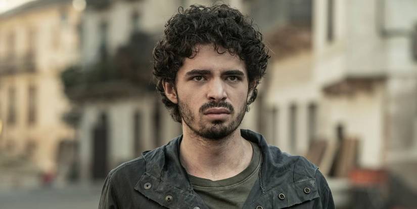 Roberto (Hugo Arbues) tampak marah dalam 'The Walking Dead: Daryl Dixon'