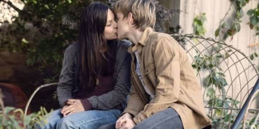 Cassady McClincy as Lydia and Matt Lintz as Henry kissing on The Walking Dead.