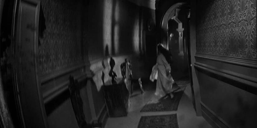 Julie Harris runs through Hill House in 'The Haunting' (1963)