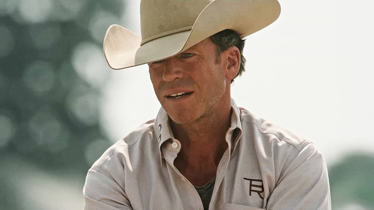 Taylor Sheridan trong vai Travis ở Yellowstone