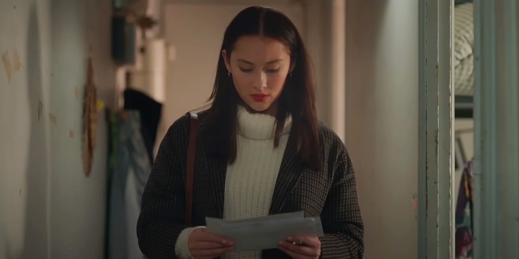 The Summer I Turned Pretty Season 3 Episode 10 review.
Belly Conklin looking through her mail in The Summer I Turned Pretty TSITP Season 3